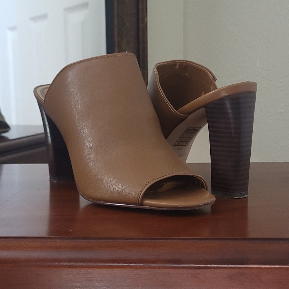 White House Black Market Mackenna Tan Leather Open Toe Block Heel Mule Sandal